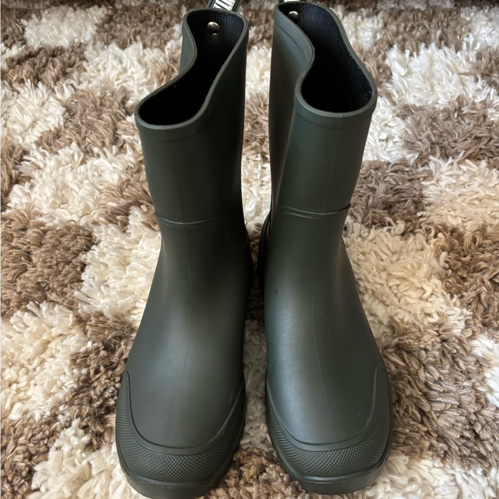 Classic Olive Green Waterproof Mid-Calf Rain Boots